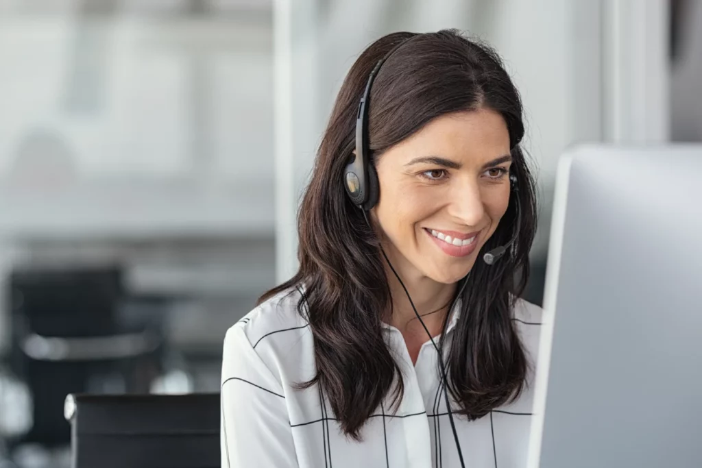 Chica en un call center encargada de optimizar el proceso de cobro. DCL Gestión