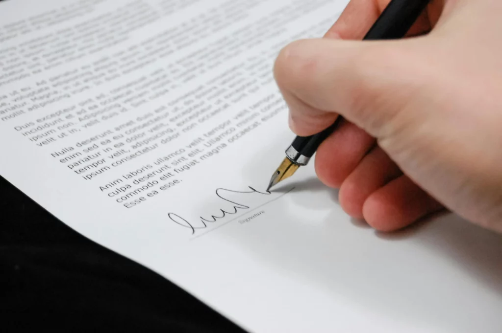 Firma de un contrato. DCL Gestión.